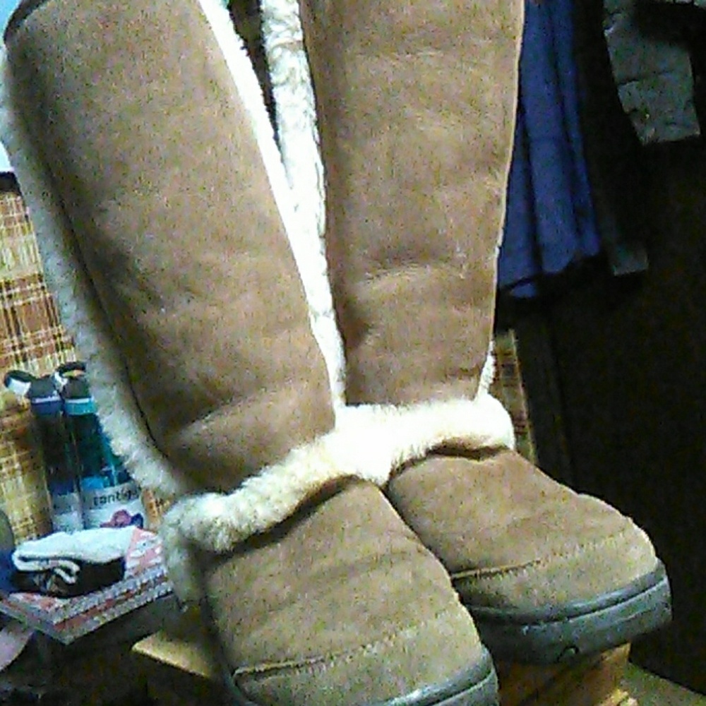 UGGs - Picture 2 of 4